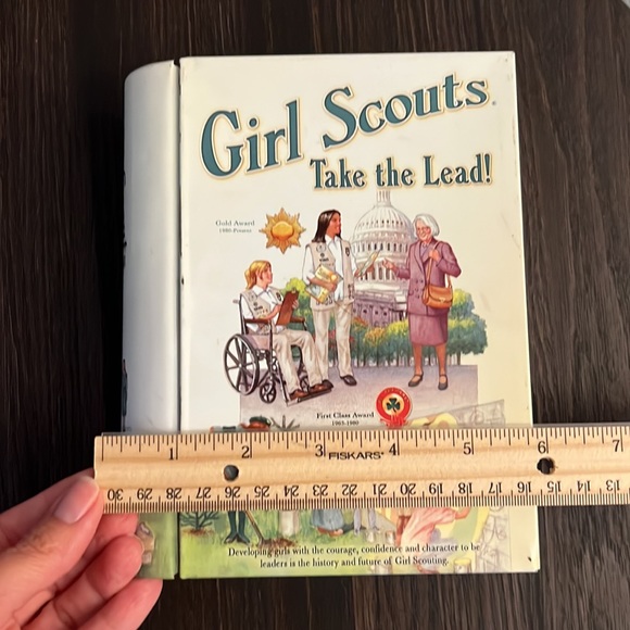Vintage Girl Scout Take the Lead Tin Box Shaped Like a book Collectable HTF rare - Picture 7 of 15